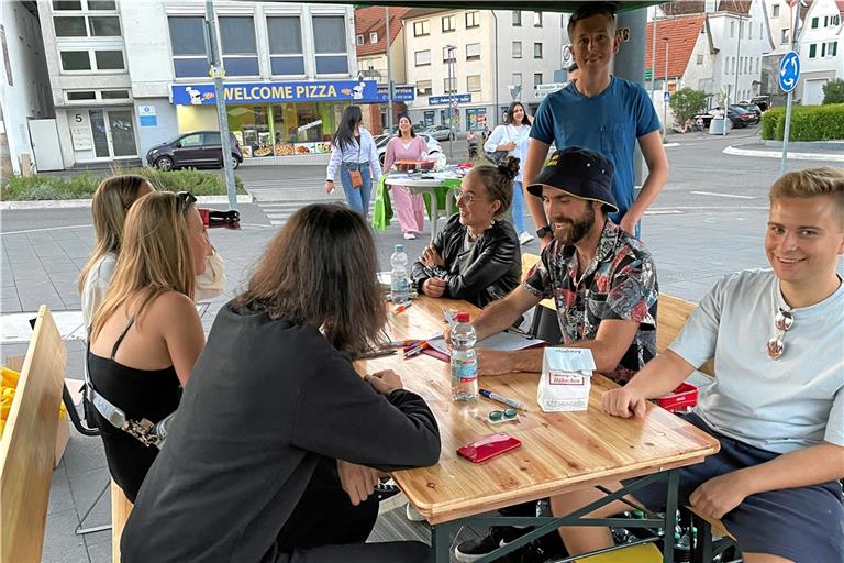 Die Jugendvertreter Anna Bauer (am Tisch hinten links) und Silvan Vollmer (mit Hut) haben sich bei einem Meet and Greet an den Murrtreppen mit zahlreichen jungen Backnangern ausgetauscht, und so auch die Werbetrommel für die Jugendvertretung gerührt. Foto: privat