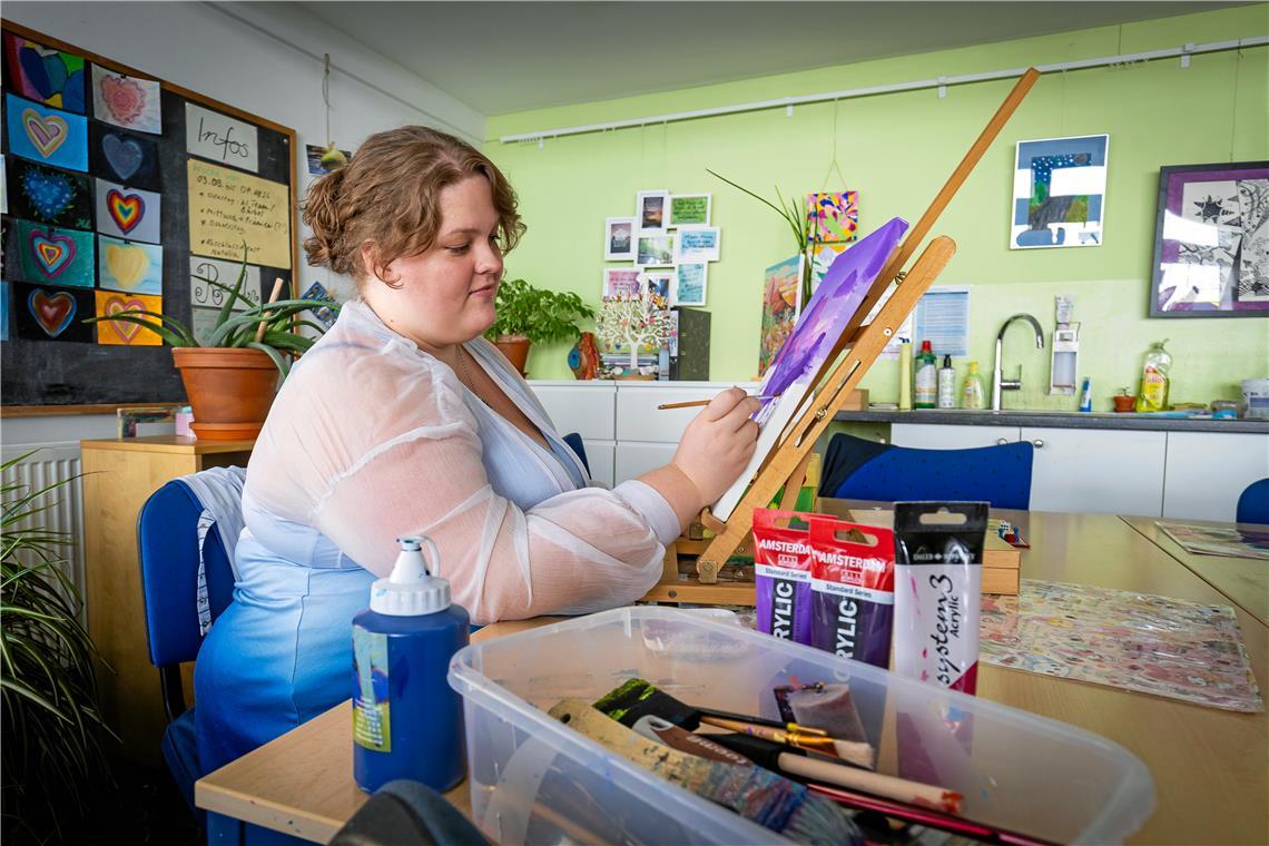 Die junge Bewohnerin im Haus Karla, die sich als Frau R. vorstellt, malt gerne in der Kreativwerkstatt. Foto: Alexander Becher