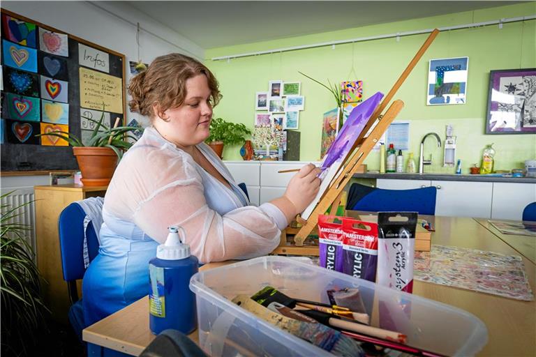 Die junge Bewohnerin im Haus Karla, die sich als Frau R. vorstellt, malt gerne in der Kreativwerkstatt. Foto: Alexander Becher