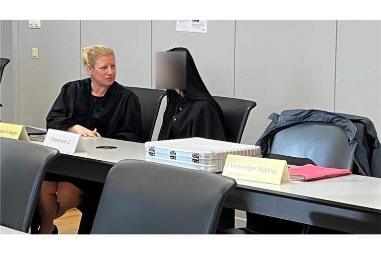 Die junge Frau, die neben zwei Männern angeklagt war, ist wohl durch ihren Ex-Freund mit den Taten in Berührung gekommen. Sie gestand ihre Beteiligung.