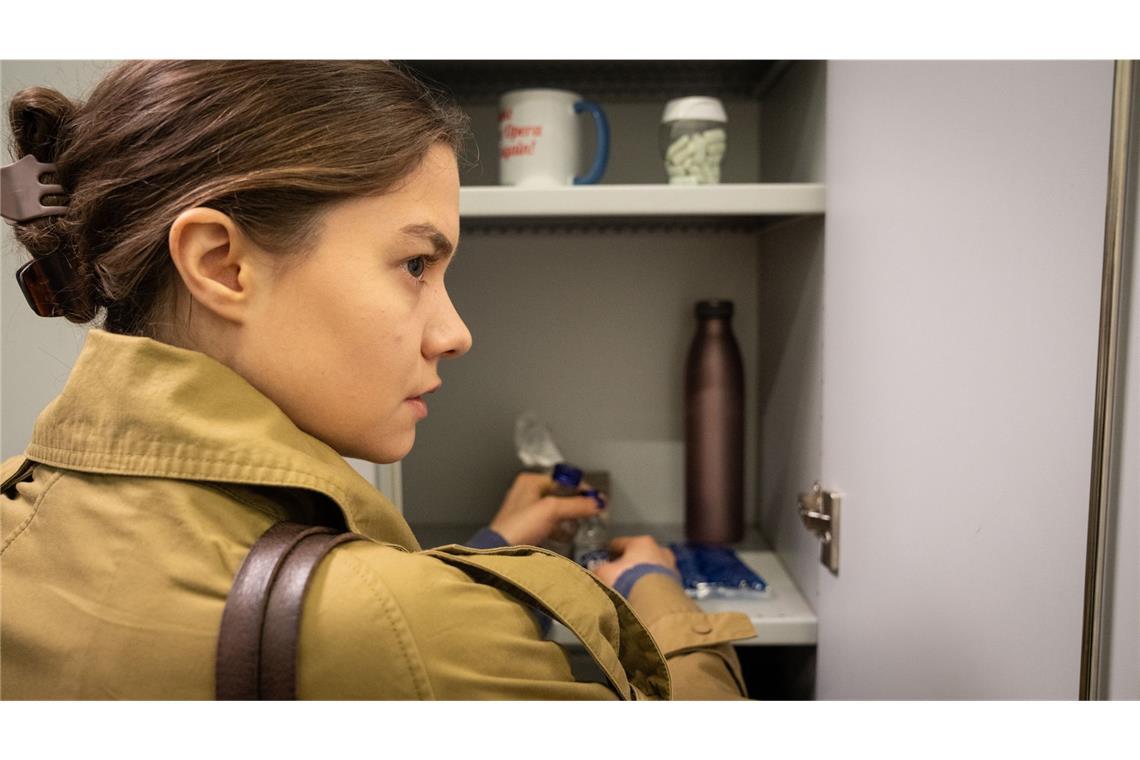 Die junge Opernsängerin Valerie Schmitt (Hannah Schiller) kommt nur mit Alkohol und Tabletten durch ihren strapaziösen Alltag an der Oper.