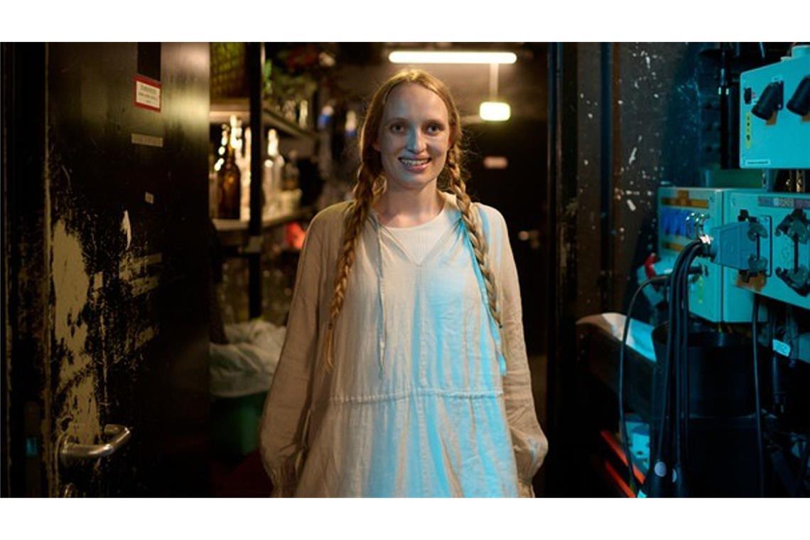 Die junge Schauspielerin Stella gerät unter Verdacht. Sie darf beinahe einspringen für den Star des Abends – der dann ermordet wird.