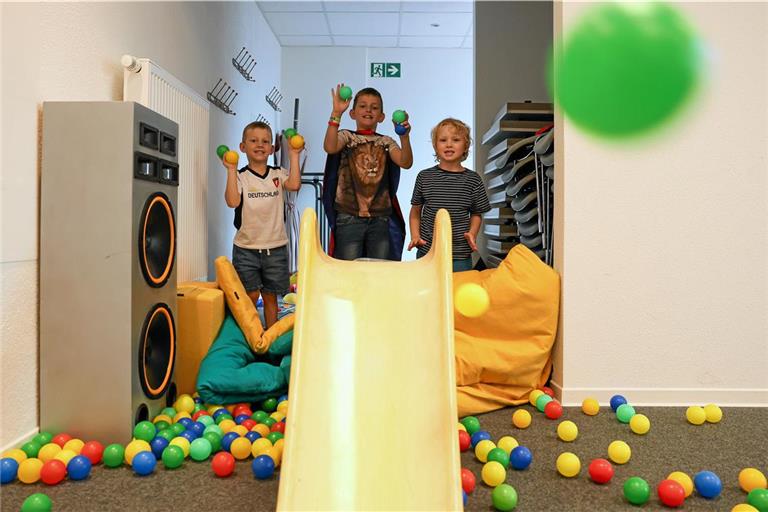 Die jungen Besucher Oskar (von links), Karl und Jonathan haben sich eine Ritterburg gebaut und bewerfen Eindringlinge im Toberaum des Jahreszeitenspielplatzes mal mit mehr, mal mit weniger Nachdruck mit bunten Bällen aus dem Bällebad. Foto: Alexander Becher