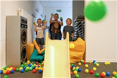 Die jungen Besucher Oskar (von links), Karl und Jonathan haben sich eine Ritterburg gebaut und bewerfen Eindringlinge im Toberaum des Jahreszeitenspielplatzes mal mit mehr, mal mit weniger Nachdruck mit bunten Bällen aus dem Bällebad. Foto: Alexander Becher