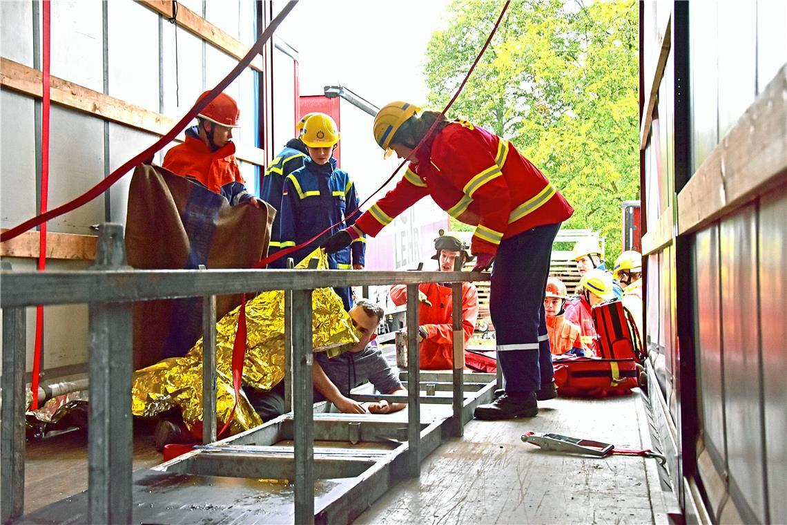 Die jungen Einsatzkräfte kümmern sich um einen Verletzten auf der Ladefläche ein...