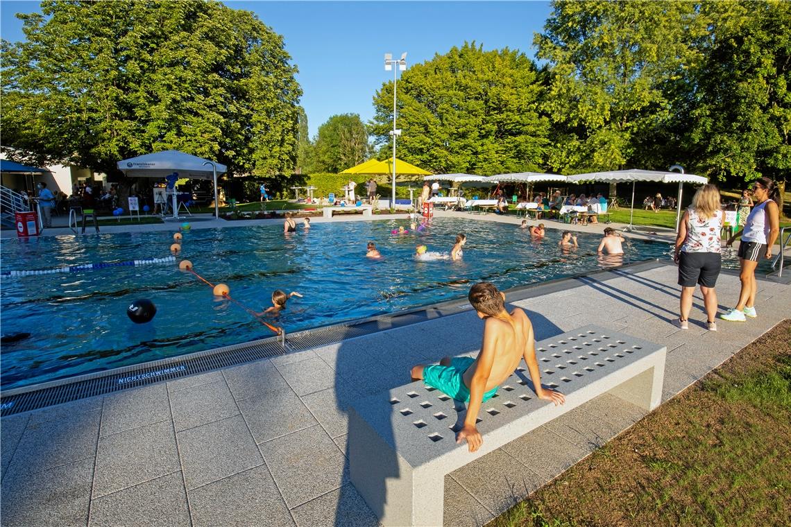 Die jungen Gäste haben das Kombibecken bei der Einweihungsfeier direkt erobert.Fotos: A. Becher