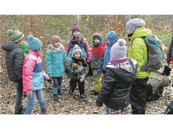 Die jungen Teilnehmer sind gut eingepackt. Die Vögel haben da eine vergleichbare Ausstattung, wie sie bei der Wanderung erfahren. Das Gefieder funktioniert ähnlich wie ihre Daunenjacken.