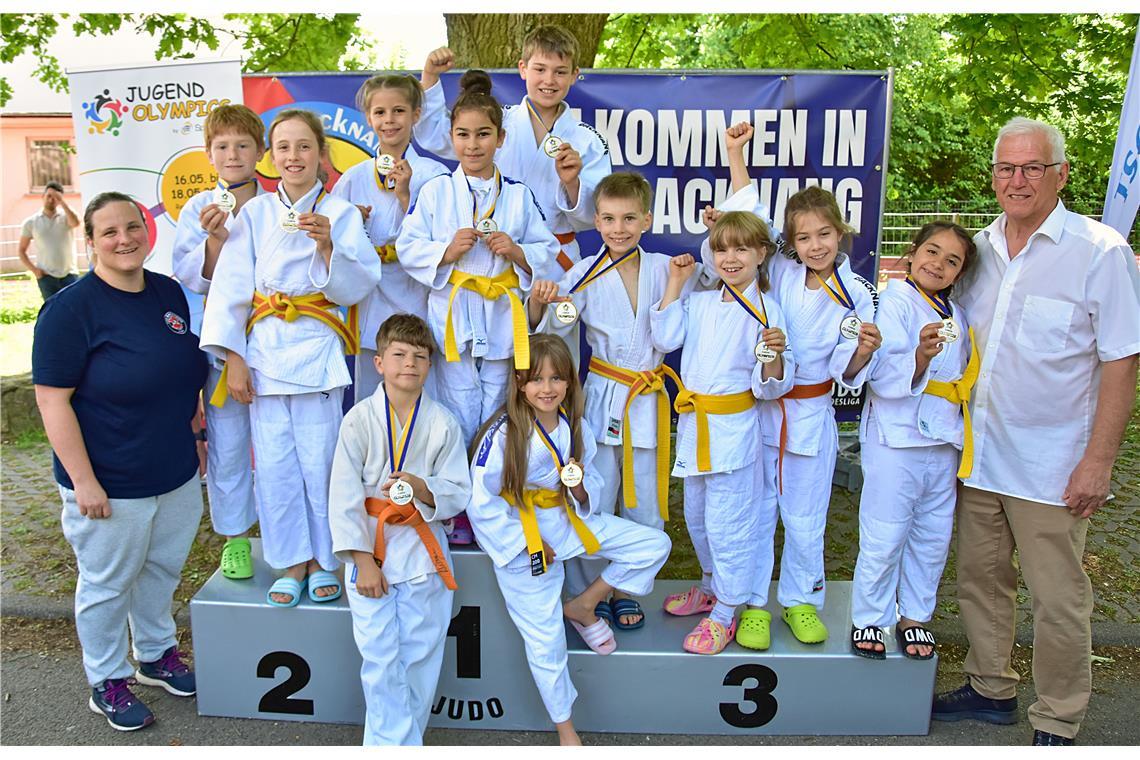 Die jungen TSG-Judokas sind stolz auf ihre Medaillen. Stehend von links: Trainer...