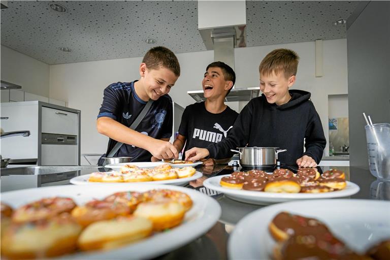 Die Jungs sind immer gern und mit viel Spaß dabei, wenn es ums Essen geht, wie hier beim Donutbacken. Foto: Alexander Becher