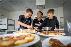 Die Jungs sind immer gern und mit viel Spaß dabei, wenn es ums Essen geht, wie hier beim Donutbacken. Foto: Alexander Becher