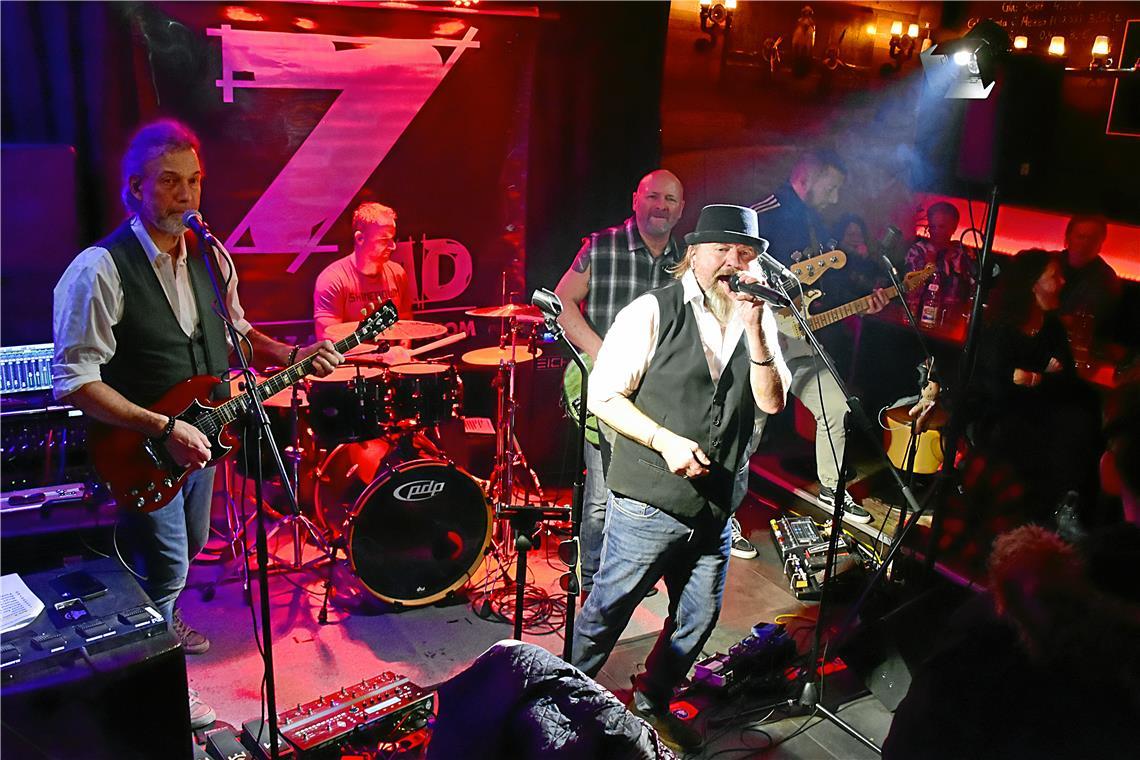 Die Jungs von 7 more days rocken das Sofis Plan B. mit Classic Rock vom Feinsten...