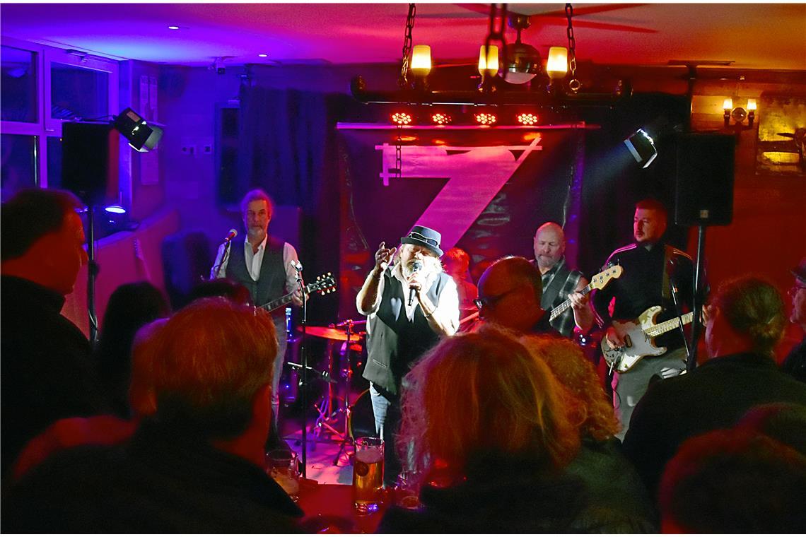 Die Jungs von 7 more days rocken das Sofis Plan B. mit Classic Rock vom Feinsten...