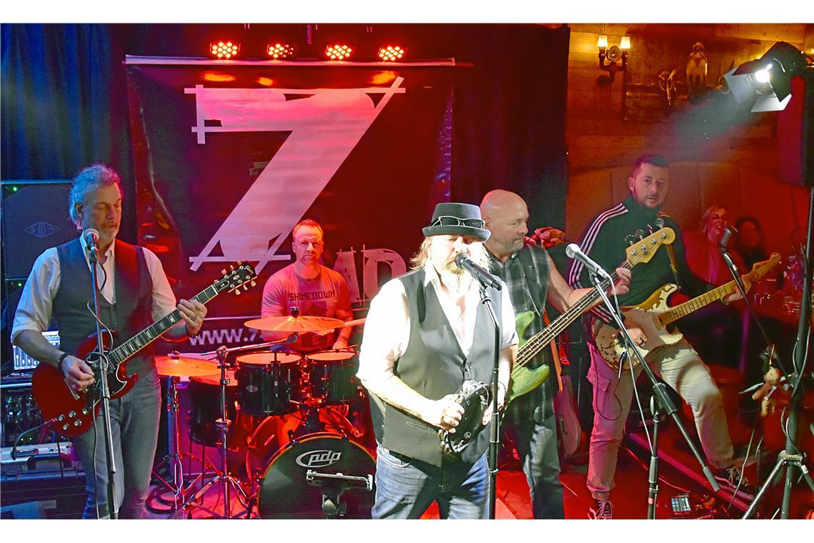 Die Jungs von 7 more days rocken das Sofis Plan B. mit Classic Rock vom Feinsten...