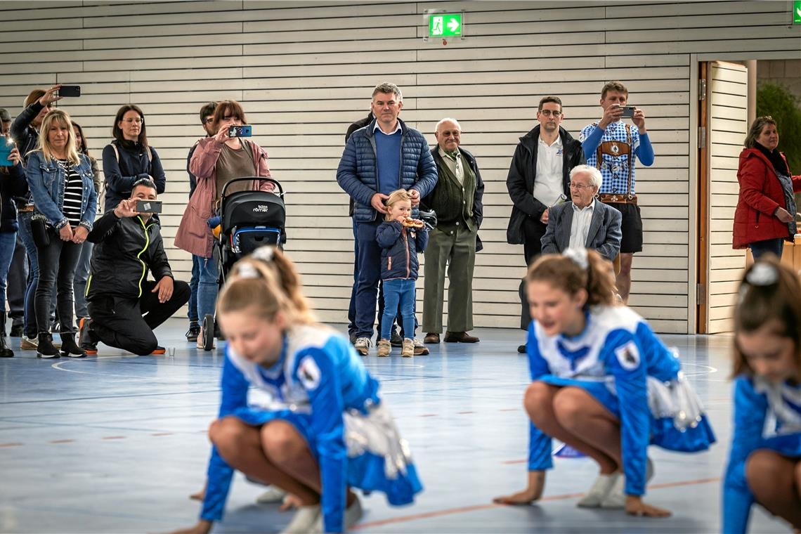 Eine Radtour zum Abschied Die Juniorengarde des Unterweissacher Carnevalsclubs gestaltete das Programm der zweiten Station der Radtour in der Seeguthalle.