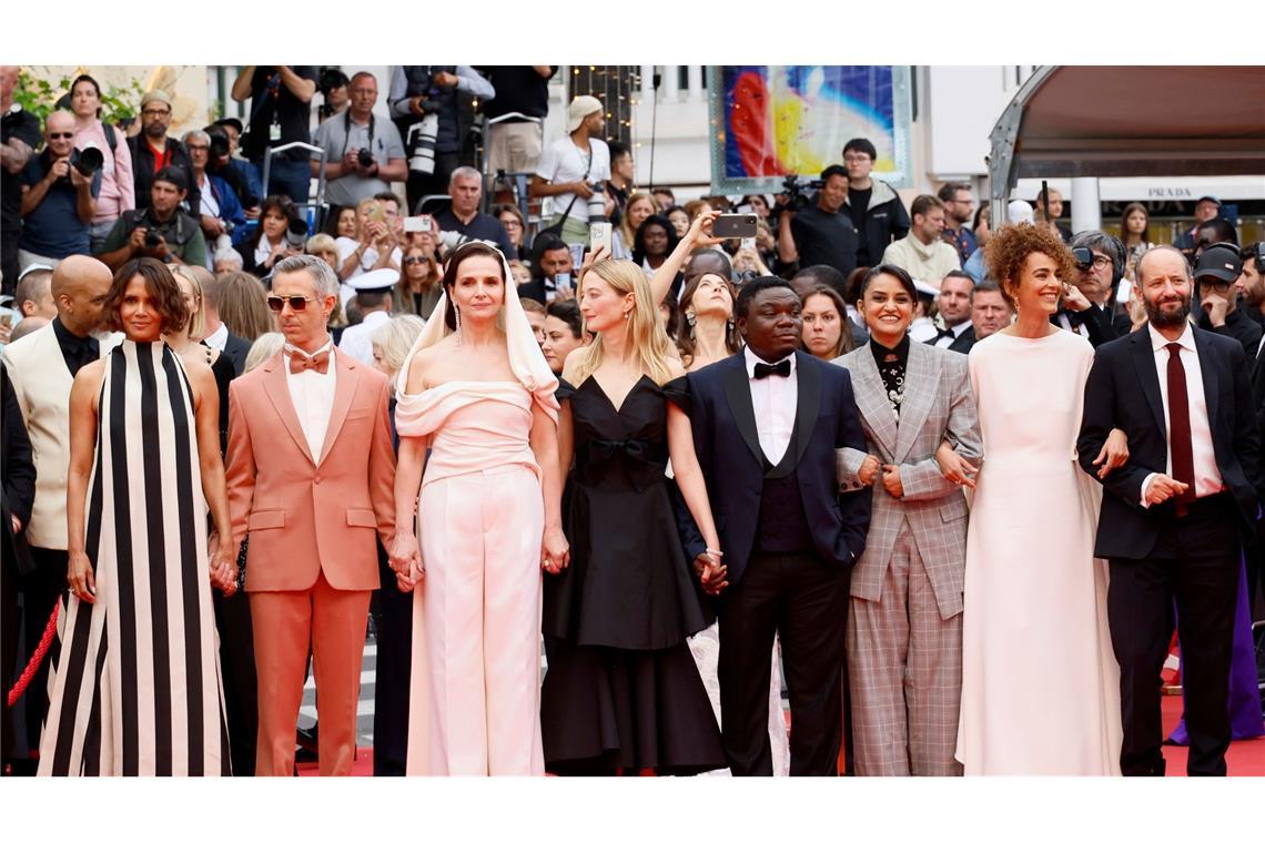 Robert De Niro wettert gegen Trump bei Cannes-Eröffnung Die Jury auf dem Teppich.
