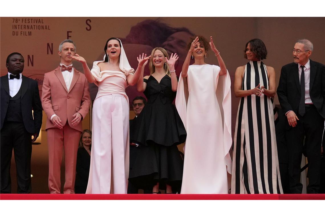 Schluss mit Schweigen – Robert De Niro teilt gegen Trump aus Die Jury auf dem Teppich, rechts Halle Berry.