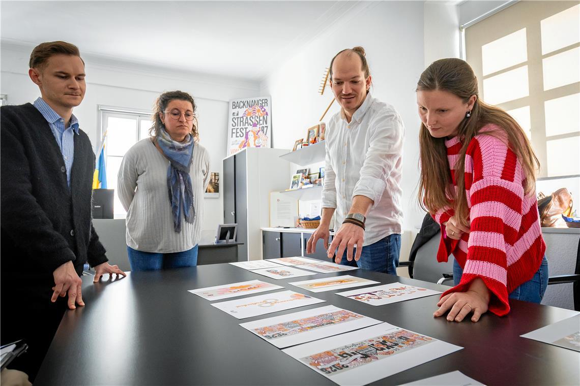 Die Jury diskutiert intensiv über die Entwürfe: (von links) Pressesprecher Frederik Schell, OB-Referentin Melanie Schuler, Kulturamtsleiter Johannes Ellrott und Violeta Schulz vom Festivalbüro. OB Maximilian Friedrich ist per Video zugeschaltet. Foto: Alexander Becher