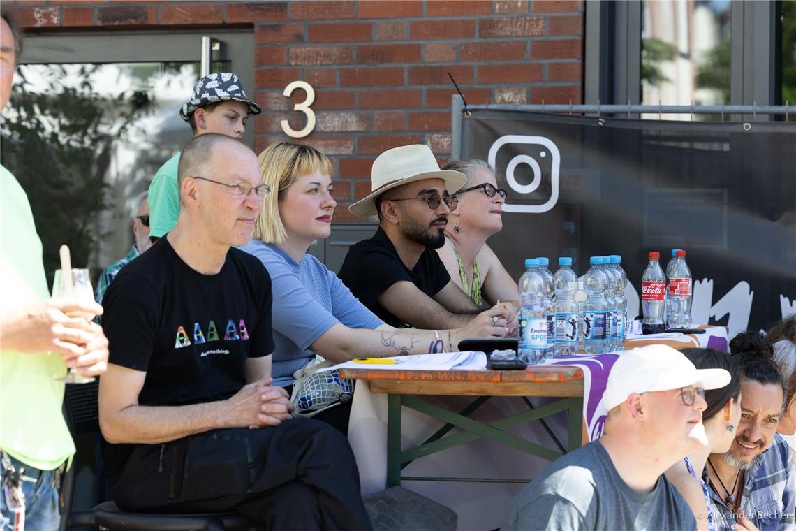 Die Jury hört sich die Songs im Schatten an. 