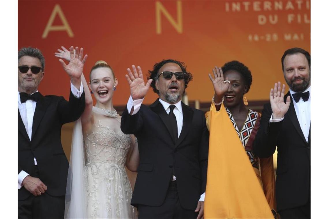 Die Jury-Mitglieder Pawel Pawlikowski (l-r), Elle Fanning, Jury-Präsident Alejandro González Iñárritu, Maimouna N'Diaye und Yorgos Lanthimos auf dem Weg zur Preisverleihung. Foto: Petros Giannakouris/AP