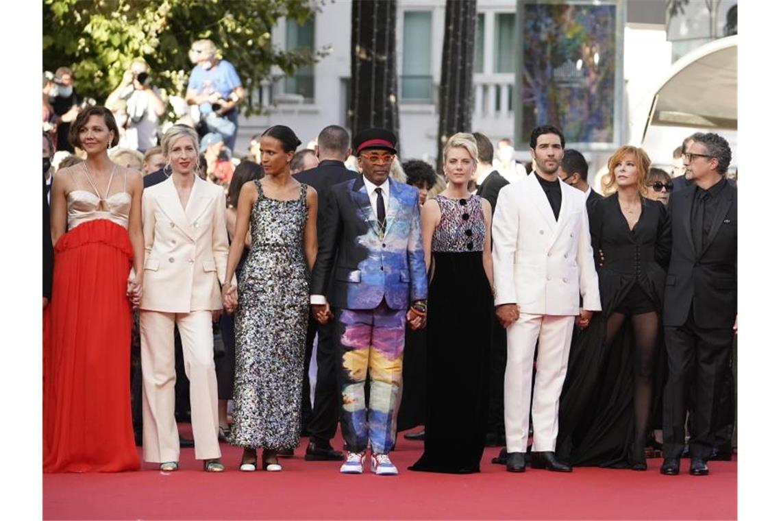 Goldene Palme für „Titane“ der Französin Julia Ducournau Die Jury: Maggie Gyllenhaal (l-r), Jessica Hausner, Mati Diop, Jury-Präsident Spike Lee, Melanie Laurent, Tahar Rahim, Mylène Farmer und Kleber Mendonca Filho. Foto: Brynn Anderson/AP/dpa