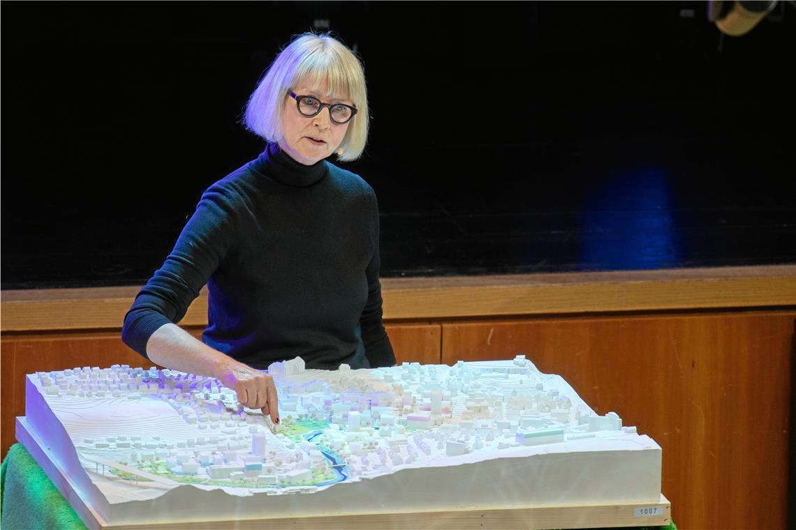 Die Juryvorsitzende Jórrun Ragnarsdóttir erläutert bei der Online-Präsentation im Bürgerhaus am Modell den preisgekrönten Entwurf. Foto: A. Becher