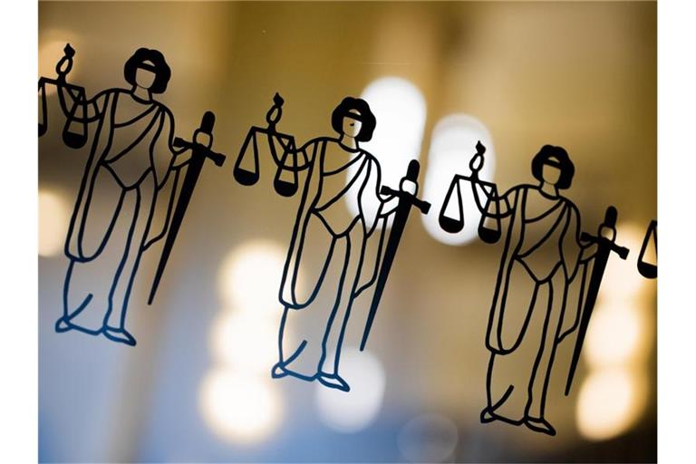 Die Justitia ist an einer Scheibe am Eingang zum Oberlandesgericht zu sehen. Foto: Rolf Vennenbernd/dpa/Symbolbild