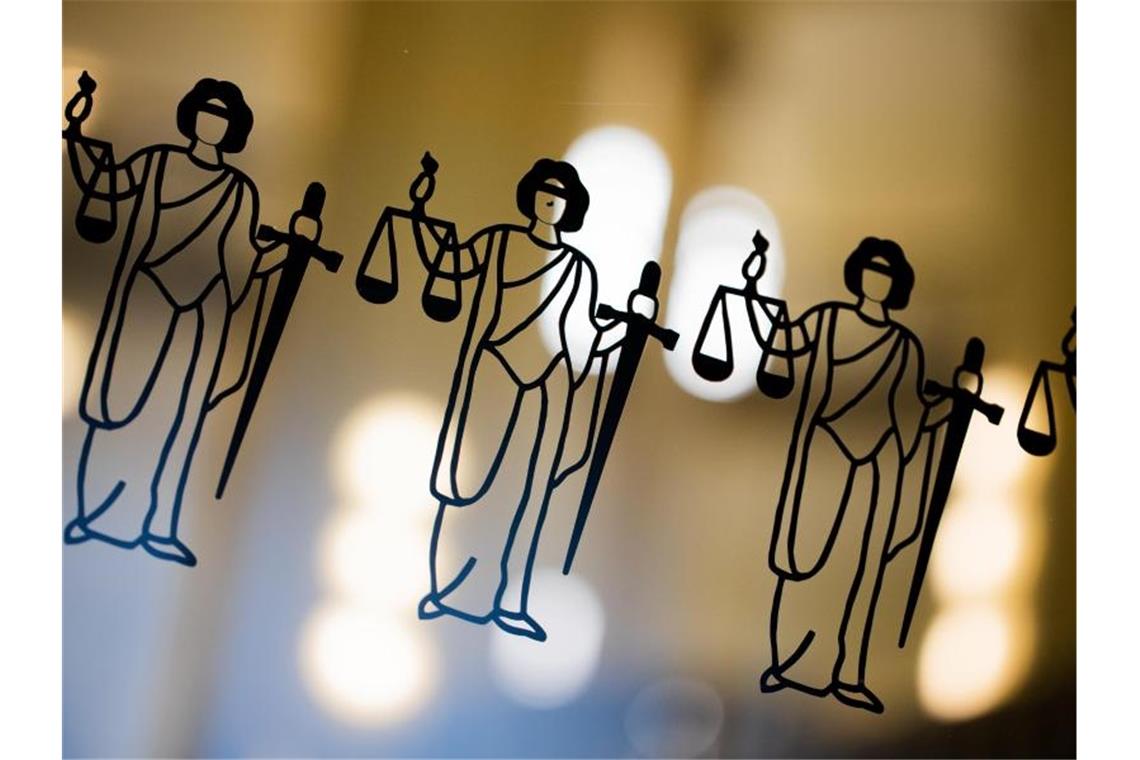 Die Justitia ist an einer Scheibe am Eingang zum Oberlandesgericht zu sehen. Foto: Rolf Vennenbernd/dpa/Symbolbild
