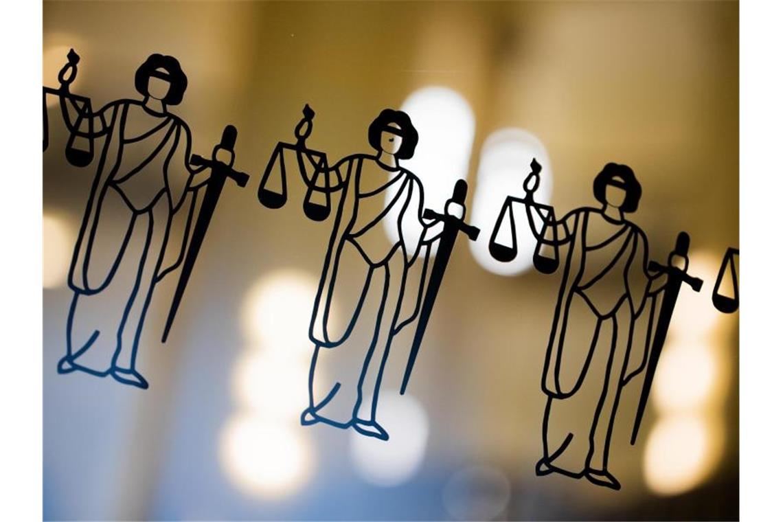 Gericht schmettert AfD-Eilantrag ab Die Justitia ist an einer Scheibe am Eingang zum Oberlandesgericht zu sehen. Foto: Rolf Vennenbernd/dpa
