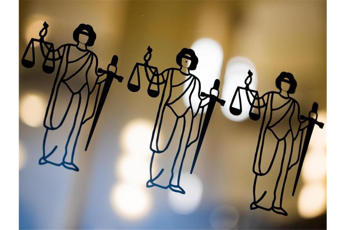 Eilanträge gegen Verbot unangemeldeter Proteste abgelehnt Die Justitia ist an einer Scheibe am Eingang zum Oberlandesgericht zu sehen. Foto: Rolf Vennenbernd/dpa/Symbolbild