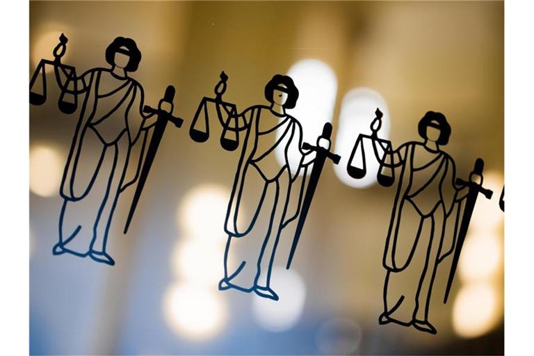 Die Justitia ist an einer Scheibe eines Gerichts zu sehen. Foto: Rolf Vennenbernd/dpa/Symbolbild