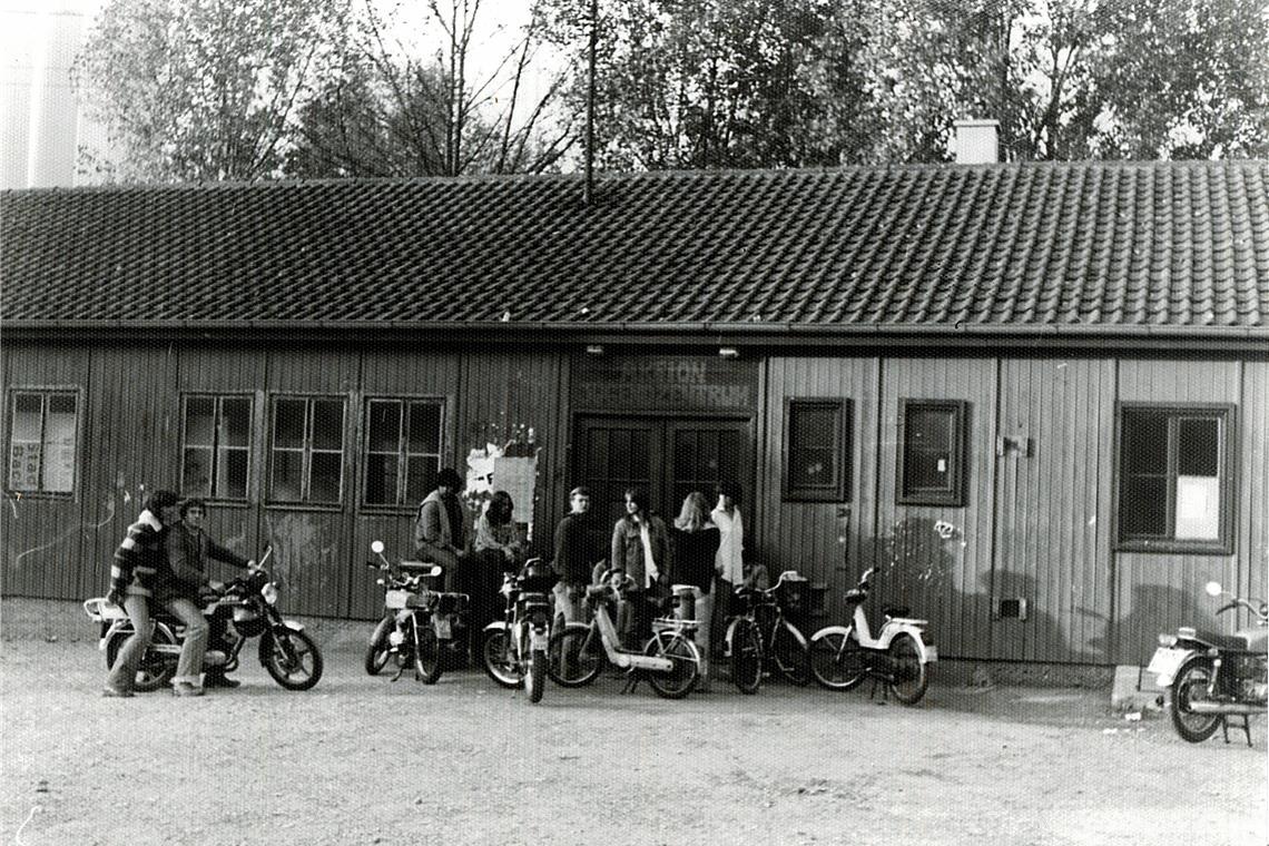 Die Juze-Baracke in der Schlachthofstraße wurde zum Treffpunkt für eine ganze Generation. Nun wird das 55-jährige Bestehen gefeiert. Foto: BKZ-Archiv