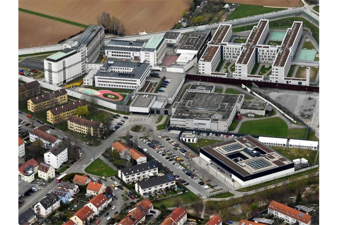 Die JVA Stammheim mit dem neuen Gebäudekomplex des Oberlandesgerichts Stuttgart (vorn rechts). Foto: Werner Kuhnle/dpa/Archivbild