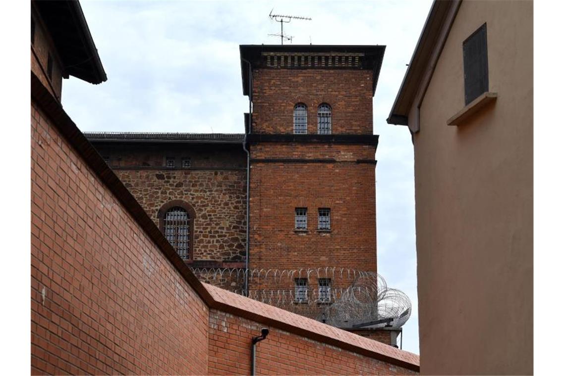 Fluchtversuch von Halle-Attentäter - Unfassbare fünf Minuten Die JVA in Halle. Stephan B. hatte hier während eines Hofgangs einen Fluchtversuch unternommen. Foto: Hendrik Schmidt/dpa-Zentralbild/dpa