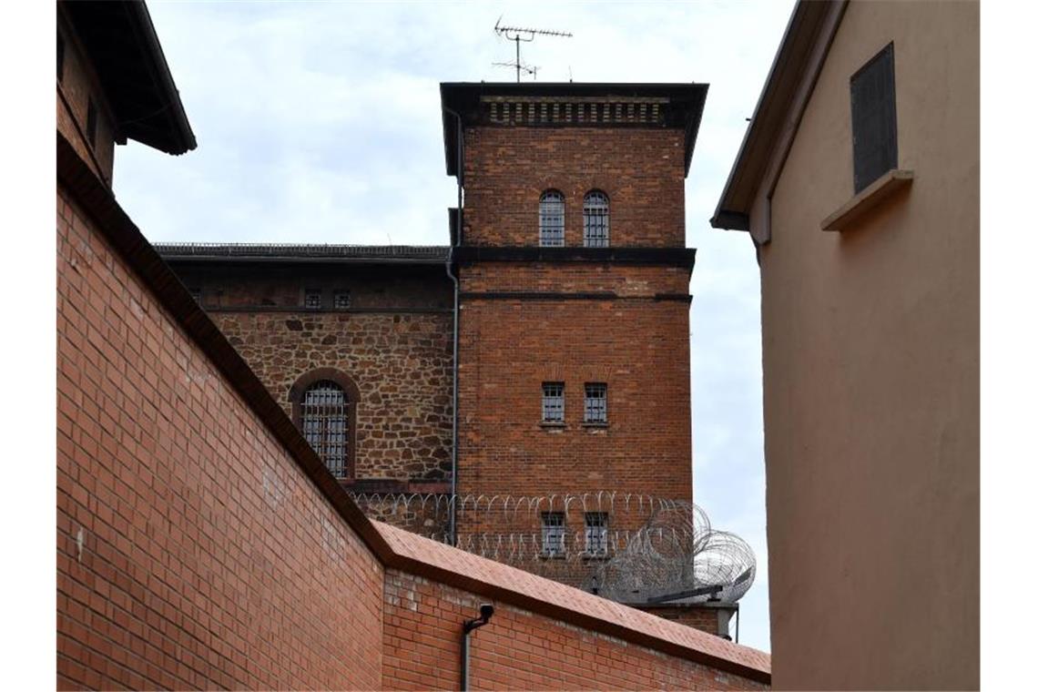 Die JVA in Halle. Stephan B. hatte hier während eines Hofgangs einen Fluchtversuch unternommen. Foto: Hendrik Schmidt/dpa-Zentralbild/dpa