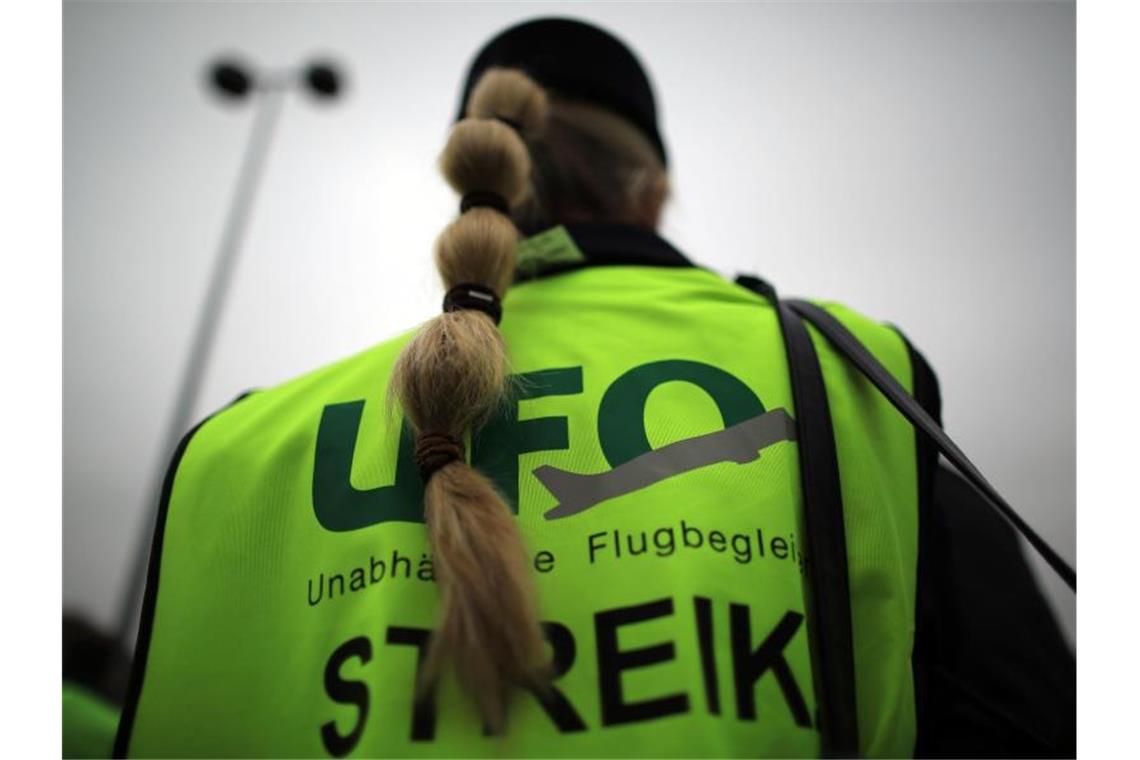 Ufo-Warnstreik: Flughäfen rechnen mit geringen Auswirkungen Die Kabinengewerkschaft Ufo hat für Sonntagmorgen zu Warnstreiks bei den Lufthansa-Töchtern Eurowings, Germanwings, Lufthansa Cityline und Sunexpress aufgerufen. Foto: Oliver Berg/dpa