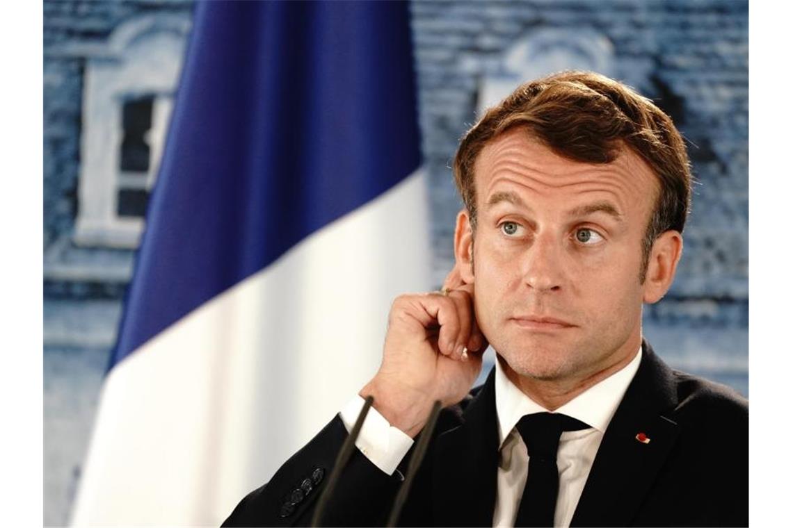 Die Kabinettsumbildung sollte Druck vom Kessel nehmen, das Gegenteil könnte nun der Fall werden: Der französische Präsident Emmanuel Macron reagiert während einer Pressekonferenz. Foto: Kay Nietfeld/dpa-Pool/dpa