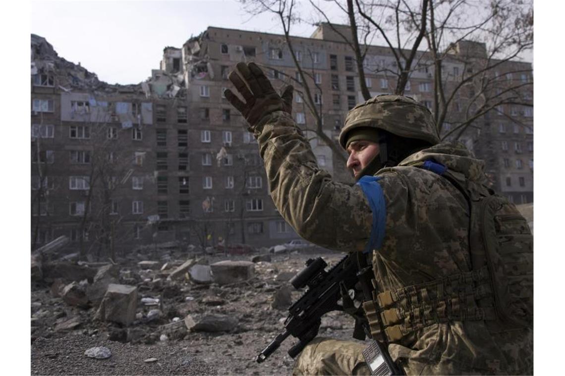 Mariupoler Theater trotz Hinweis auf Kinder angegriffen Die Kämpfe um Mariupol sind so heftig und andauernd, dass mehrere Evakuierungsversuche von Zivilisten scheiterten (Archivbild). Foto: Mstyslav Chernov/AP/dpa