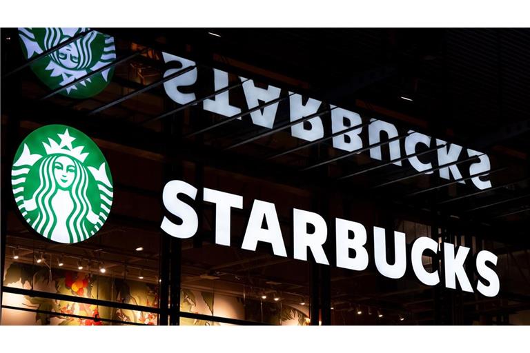 Die Kaffeehauskette Starbucks zahlt rund 35 Millionen US-Dollar an mehr als 15.000 Beschäftigte in New York City. (Archivbild)