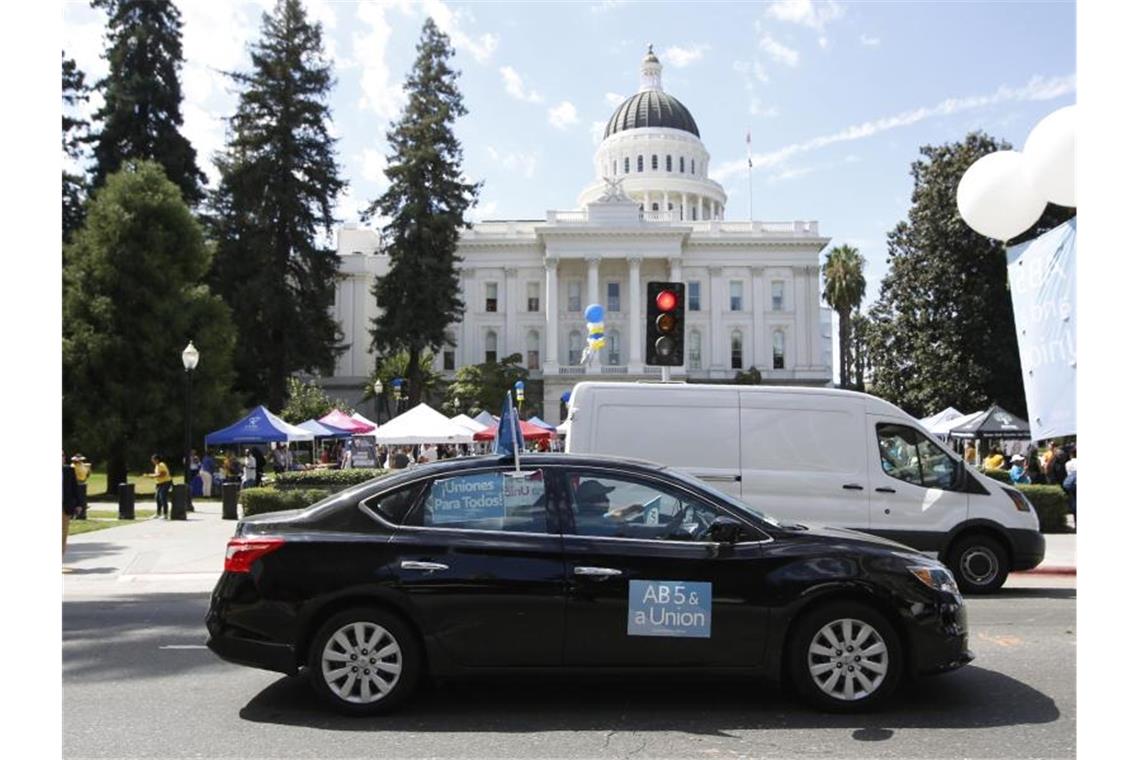 Kalifornier kippen Gesetz zu Fahrern von Uber und Lyft Die Kalifornier haben sich merhheitlich gegen ein Gesetz ausgesprochen, dass Uber- und Lyft-Fahrer zu vollwertigen Mitarbeitern gemacht hätte. Foto: Rich Pedroncelli/AP/dpa