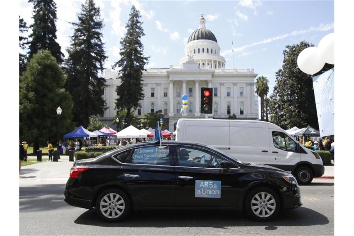 Die Kalifornier haben sich merhheitlich gegen ein Gesetz ausgesprochen, dass Uber- und Lyft-Fahrer zu vollwertigen Mitarbeitern gemacht hätte. Foto: Rich Pedroncelli/AP/dpa