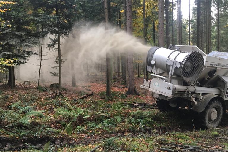 Die Kalkmischung wird bis zu 60 Meter weit in das Gelände geblasen. Foto: J. Baumann