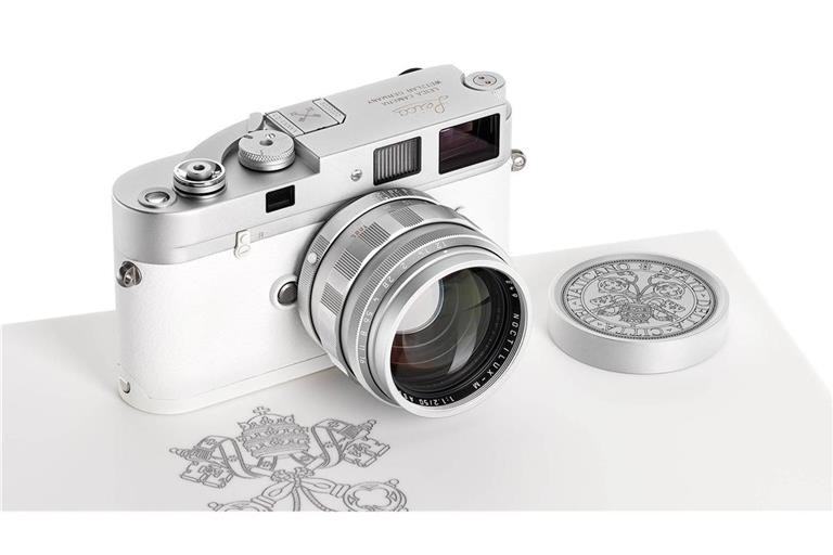 Die Kamera aus dem Besitz von Papst Franziskus brachte das 100-fache des Schätzpreises.