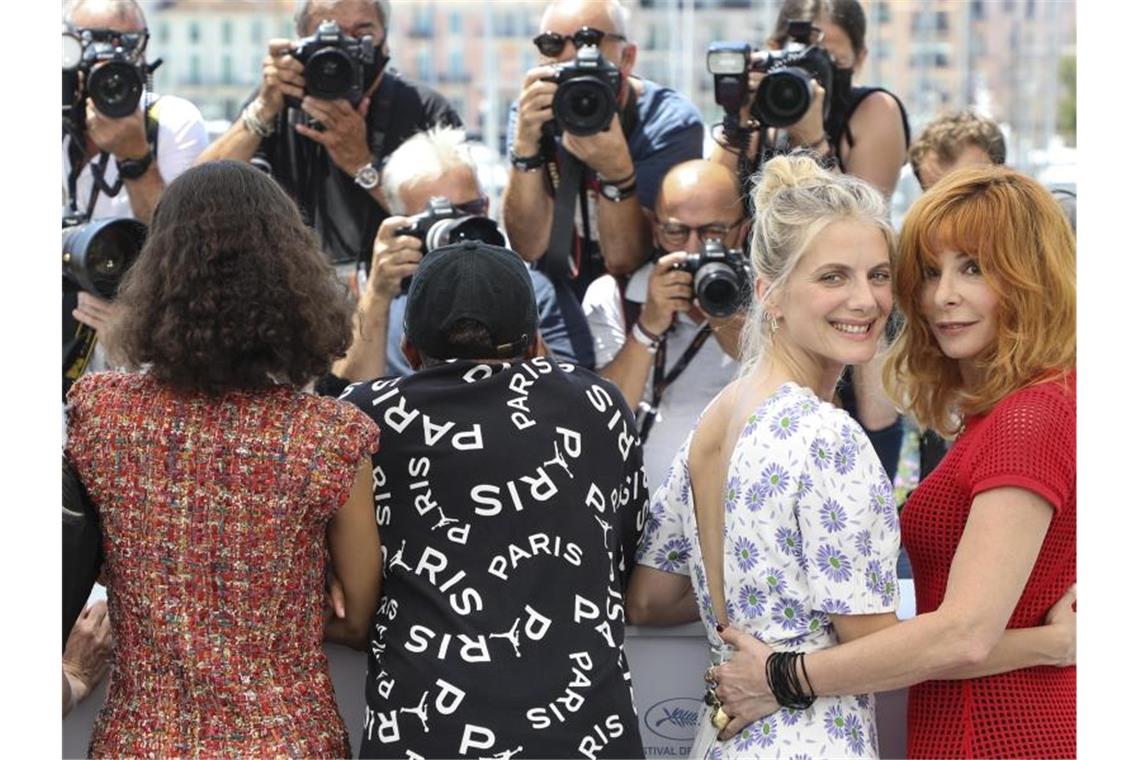 Die Kameras machen klick: Spike Lee und Mati Diop blicken nach vorner, Melanie Laurent und Mylene haben sich umgedreht. Foto: Vianney Le Caer/Invision/AP/dpa