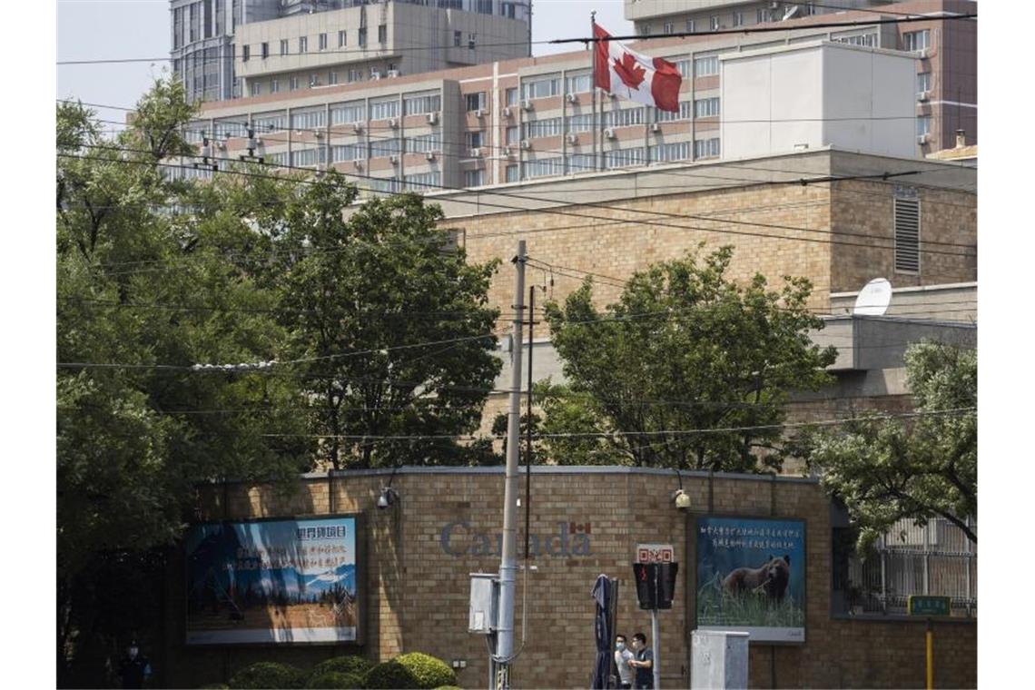 China klagt Kanadier formell wegen Spionage an Die kanadische Botschaft in Peking. Kritiker werfen China „Geiseldiplomatie“ vor. Foto: Ng Han Guan/AP/dpa
