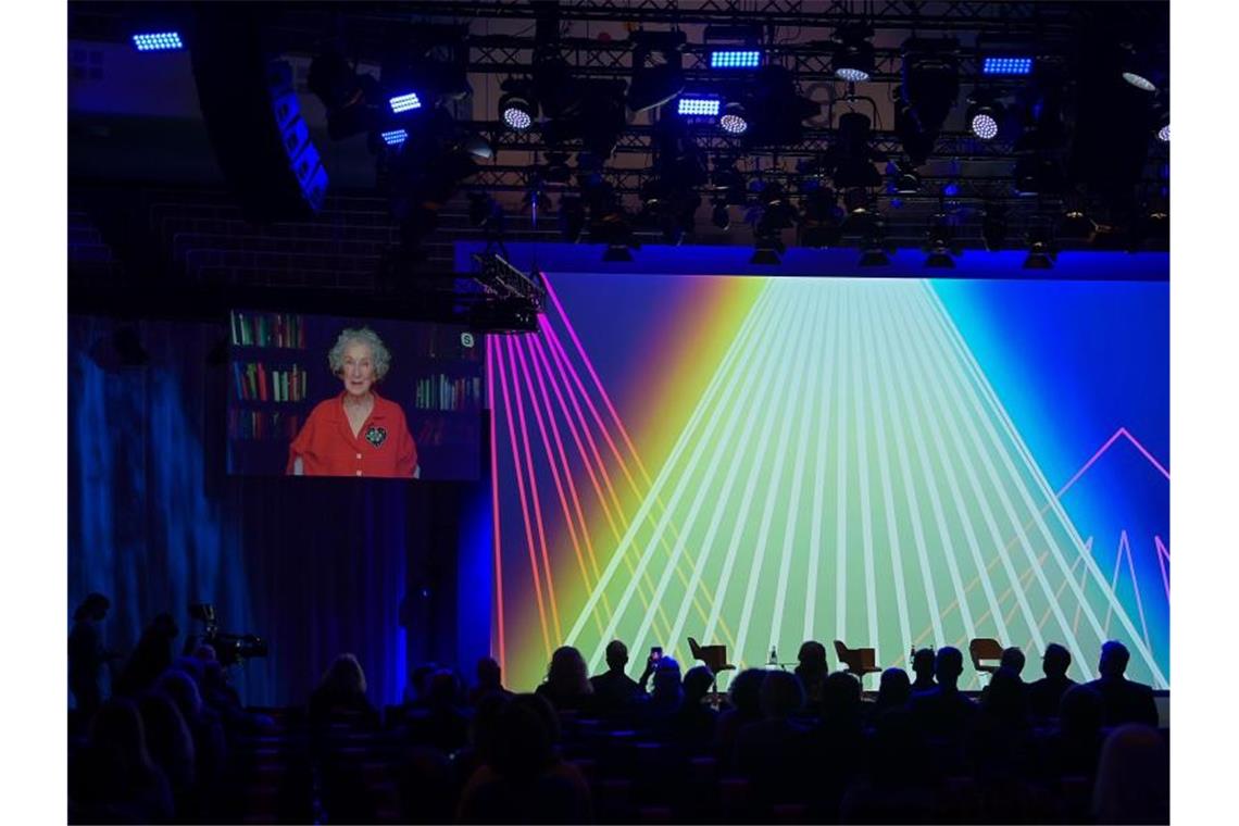 „Re:Connect“: Frankfurter Buchmesse eröffnet Die kanadische Schriftstellerin Margaret Atwood wurde live zugeschaltet. Foto: Sebastian Gollnow/dpa
