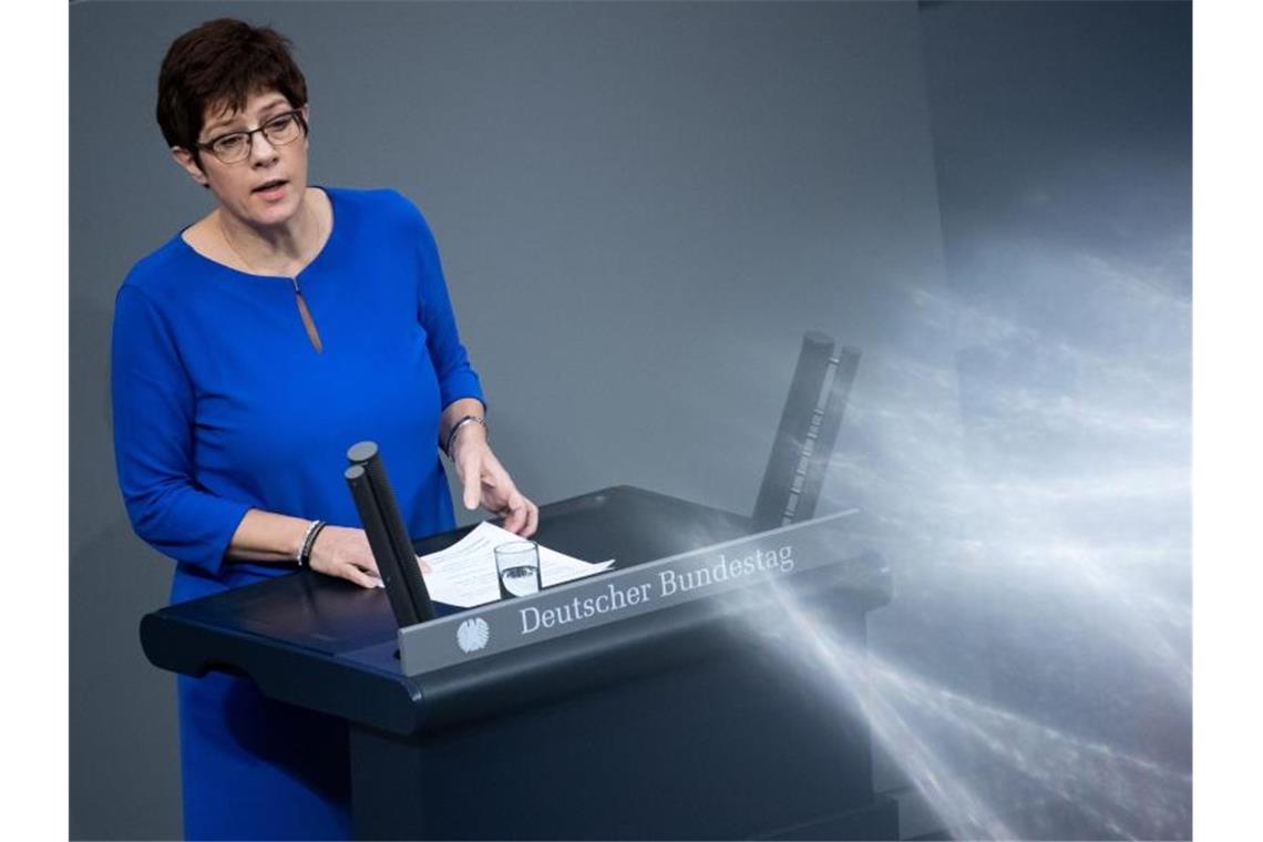 Kramp-Karrenbauer kritisiert Röttgen und Merz „Die Kandidaten, die sich für den Parteivorsitz bewerben, werden auch unter dem Gesichtspunkt betrachtet werden, ob sie kanzlerfähig sind“, sagte Kramp-Karrenbauer. Foto: Bernd von Jutrczenka/dpa