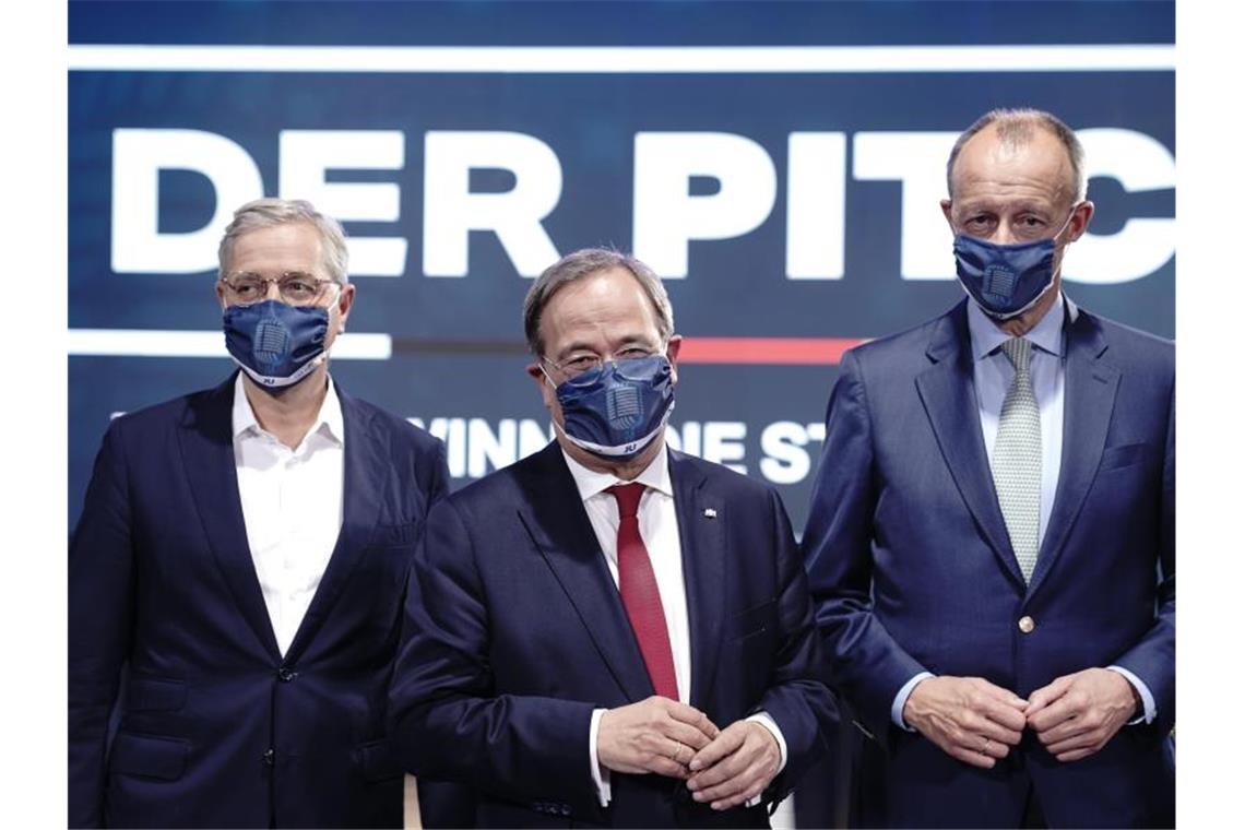 CDU-Präsenzparteitag vom Tisch Die Kandidaten für den Bundesvorsitz der CDU, Norbert Röttgen (L), Armin Laschet und Friedrich Merz (R). Foto: Michael Kappeler/dpa-pool/dpa