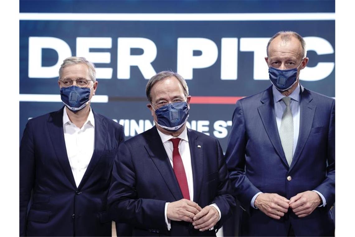 Kompromiss der Kandidaten: CDU-Chef wird im Januar gewählt Die Kandidaten für den CDU-Bundesvorsitz: Armin Laschet zwischen Friedrich Merz (R) und Norbert Röttgen. Foto: Michael Kappeler/dpa-pool/dpa