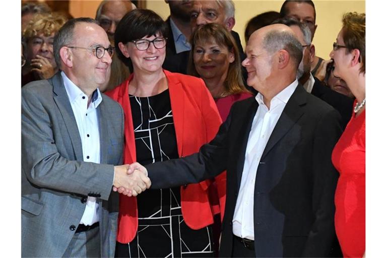 Die Kandidatenpaare Norbert Walter-Borjans (l) und Saskia Esken sowie Olaf Scholz und Klara Geywitz gratulieren einander zum Einzug in die Stichwahl. Foto: Bernd Von Jutrczenka/dpa