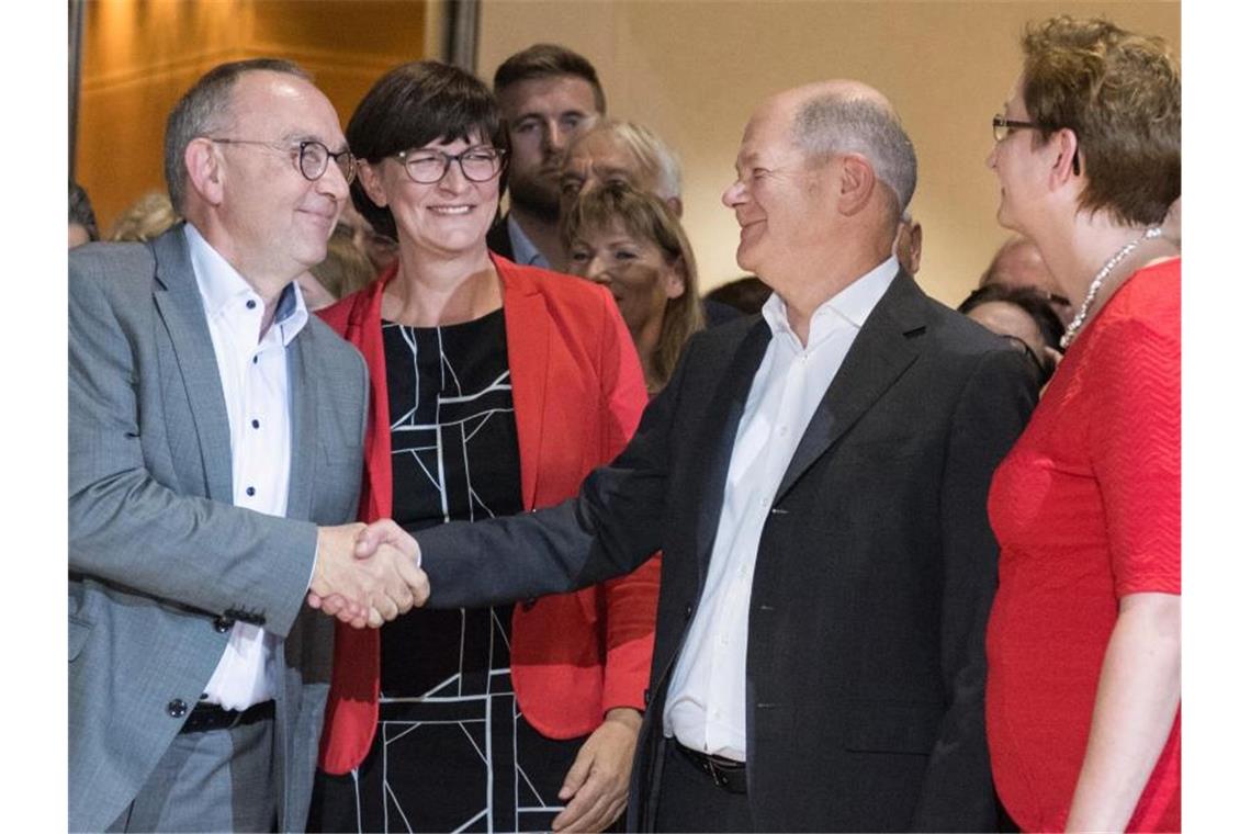 Stichwahl um den SPD-Vorsitz beginnt Die Kandidatenpaare Norbert Walter-Borjans (l) und Saskia Esken (2.v.l) sowie Olaf Scholz und Klara Geywitz. Foto: Jörg Carstensen/dpa
